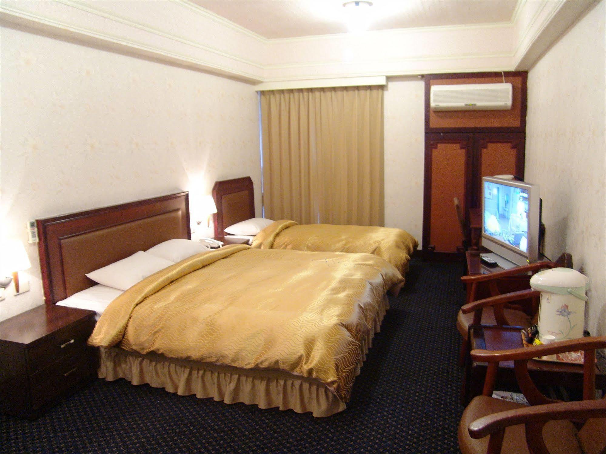 โรงแรมซินฟู บิสซิเนส ไถจง ภายนอก รูปภาพ